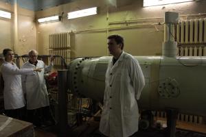 large_generator_van-de-graafa_-_elektrostaticheskiy_generator_an-2500_-_uskoryaet_polozhitelnye_iony_vodoroda_protony_i_geliya_alfa-chasticy_do_energii_okolo_1_mevzaryad.jpg